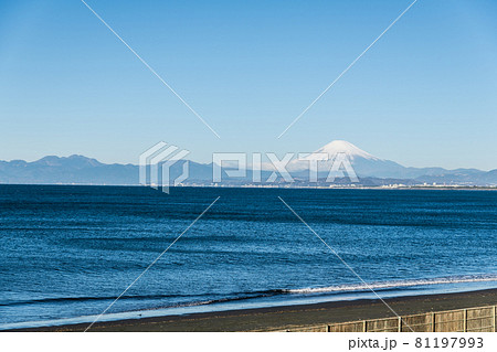 【江の島西海岸からの堆砂垣と富士山】 【江の島西海岸からの堆砂垣と富士山】 81197993