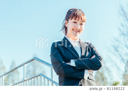 空とビジネスウーマン(腕組み) 空とビジネスウーマン(腕組み) 81198222