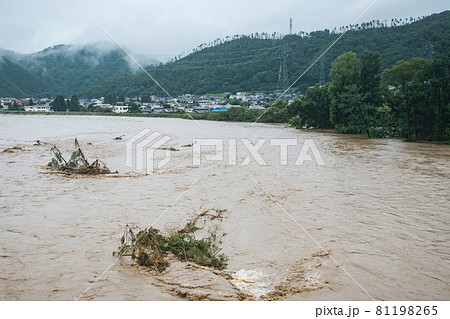 大雨で増水した川 81198265