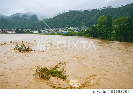 大雨で増水した川 81198266