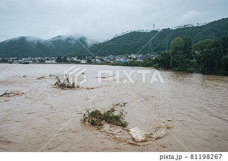 大雨で増水した川 大雨で増水した川 81198267