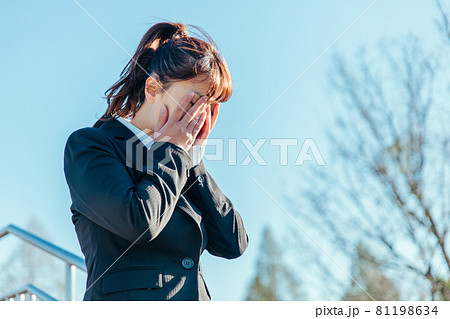 泣くビジネスウーマン 81198634