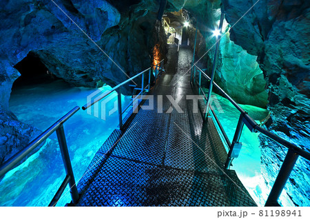 青く輝く稲積水中鍾乳洞 青く輝く稲積水中鍾乳洞 81198941