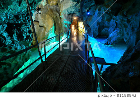 青く輝く稲積水中鍾乳洞 81198942