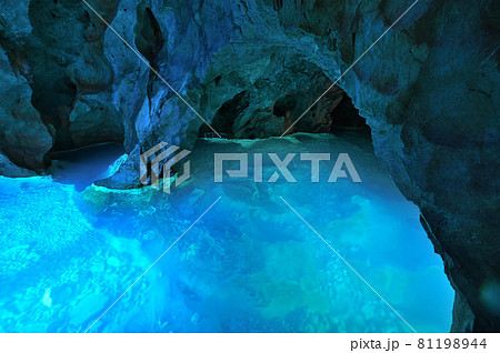 青く輝く稲積水中鍾乳洞 81198944