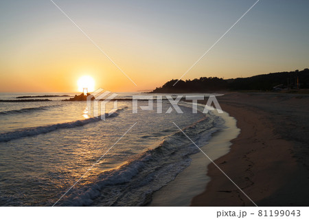 《鳥取県》ハワイ海水浴場から見る早朝の風景 《鳥取県》ハワイ海水浴場から見る早朝の風景 81199043