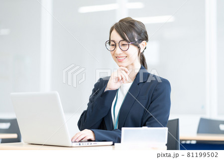 パソコン作業をする若い眼鏡美人 撮影協力:中央工学校付属日本語学校 パソコン作業をする若い眼鏡美人 撮影協力:中央工学校付属日本語学校 81199502