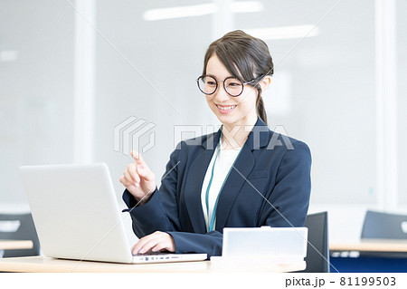 ウェブ会議をする若い眼鏡美人　撮影協力：中央工学校付属日本語学校 81199503