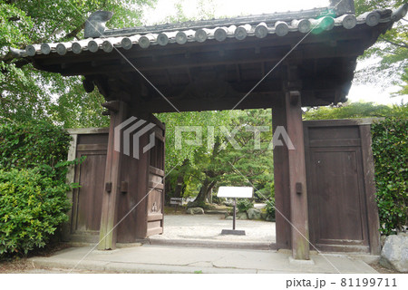 本居宣長記念館の表門の景色 本居宣長記念館の表門の景色 81199711