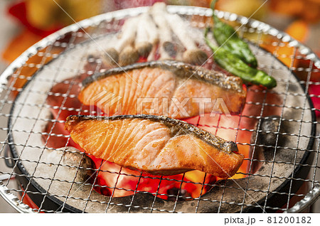 鮭の塩焼き　炭火焼 81200182