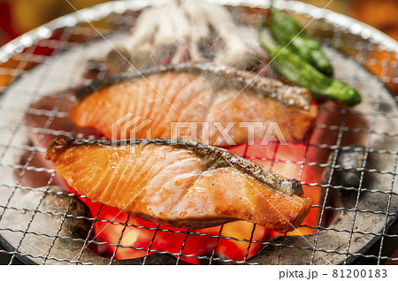 鮭の塩焼き 炭火焼の写真素材 [81200183] - PIXTA