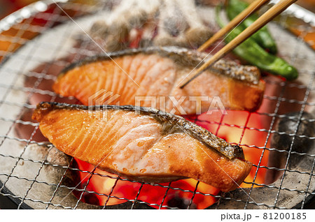 鮭の塩焼き 炭火焼 鮭の塩焼き 炭火焼 81200185