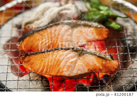 鮭の塩焼き 炭火焼 鮭の塩焼き 炭火焼 81200187