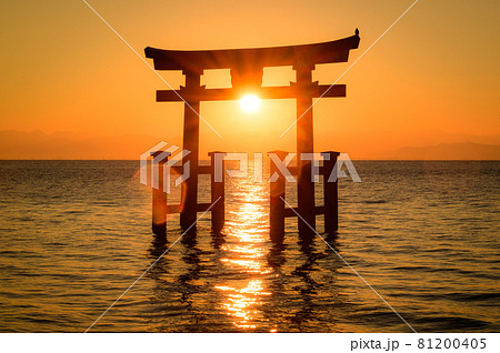 湖上の鳥居と初日の出 年賀素材の写真素材 [81200405] - PIXTA