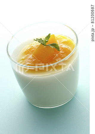 果肉入りのマンゴーソースがかかった杏仁豆腐 果肉入りのマンゴーソースがかかった杏仁豆腐 81200687