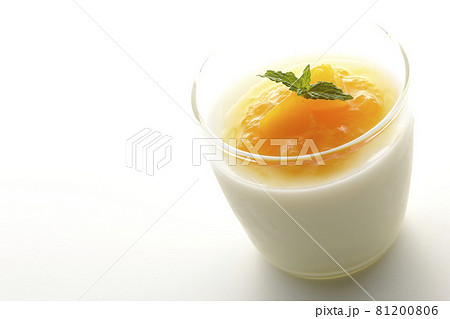 果肉入りのマンゴーソースがかかった杏仁豆腐を白背景で撮影 81200806