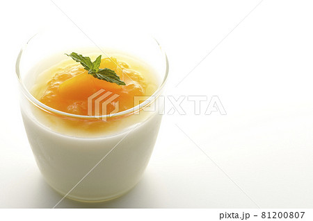 果肉入りのマンゴーソースがかかった杏仁豆腐を白背景で撮影 果肉入りのマンゴーソースがかかった杏仁豆腐を白背景で撮影 81200807