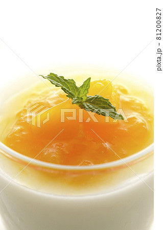 果肉入りのマンゴーソースがかかった杏仁豆腐を白背景で撮影 果肉入りのマンゴーソースがかかった杏仁豆腐を白背景で撮影 81200827