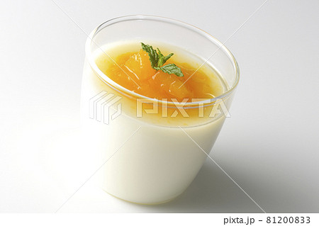 果肉入りのマンゴーソースがかかった杏仁豆腐を白背景で撮影 果肉入りのマンゴーソースがかかった杏仁豆腐を白背景で撮影 81200833