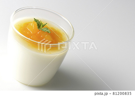 果肉入りのマンゴーソースがかかった杏仁豆腐を白背景で撮影 果肉入りのマンゴーソースがかかった杏仁豆腐を白背景で撮影 81200835
