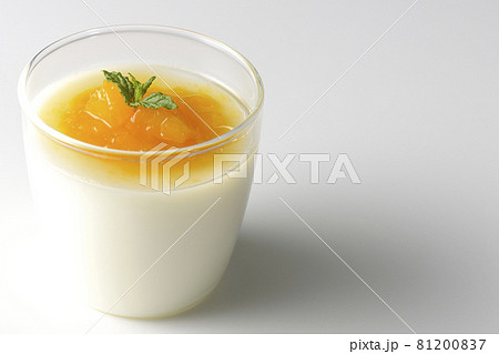 果肉入りのマンゴーソースがかかった杏仁豆腐を白背景で撮影 果肉入りのマンゴーソースがかかった杏仁豆腐を白背景で撮影 81200837