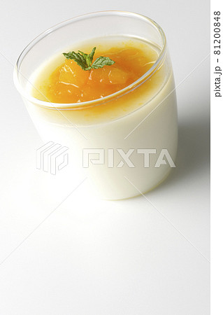 果肉入りのマンゴーソースがかかった杏仁豆腐を白背景で撮影 果肉入りのマンゴーソースがかかった杏仁豆腐を白背景で撮影 81200848