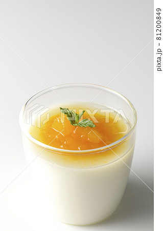 果肉入りのマンゴーソースがかかった杏仁豆腐を白背景で撮影 81200849