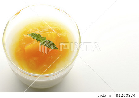 果肉入りのマンゴーソースがかかった杏仁豆腐を白背景で俯瞰撮影 果肉入りのマンゴーソースがかかった杏仁豆腐を白背景で俯瞰撮影 81200874