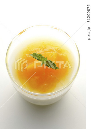 果肉入りのマンゴーソースがかかった杏仁豆腐を白背景で俯瞰撮影 果肉入りのマンゴーソースがかかった杏仁豆腐を白背景で俯瞰撮影 81200876