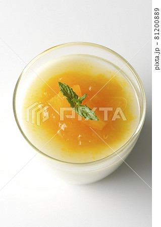 果肉入りのマンゴーソースがかかった杏仁豆腐を白背景で俯瞰撮影 果肉入りのマンゴーソースがかかった杏仁豆腐を白背景で俯瞰撮影 81200889