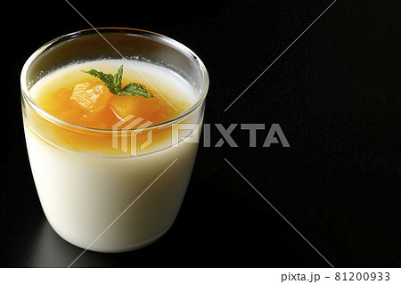 果肉入りのマンゴーソースがかかった杏仁豆腐を黒背景で撮影 果肉入りのマンゴーソースがかかった杏仁豆腐を黒背景で撮影 81200933
