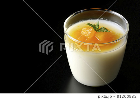 果肉入りのマンゴーソースがかかった杏仁豆腐を黒背景で撮影 果肉入りのマンゴーソースがかかった杏仁豆腐を黒背景で撮影 81200935