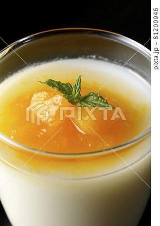 果肉入りのマンゴーソースがかかった杏仁豆腐を黒背景で撮影 果肉入りのマンゴーソースがかかった杏仁豆腐を黒背景で撮影 81200946