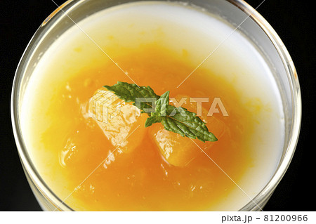 果肉入りのマンゴーソースがかかった杏仁豆腐を黒背景で俯瞰撮影 果肉入りのマンゴーソースがかかった杏仁豆腐を黒背景で俯瞰撮影 81200966