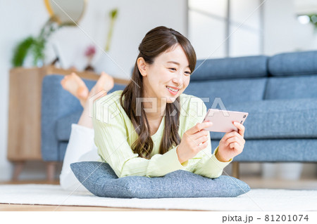 スマホで動画を見る若い女性 81201074