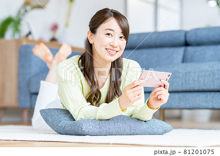 スマホで動画を見る若い女性 81201075