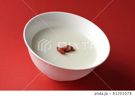 クコの実が乗っているシンプルな杏仁豆腐を赤色の背景で撮影 81201078
