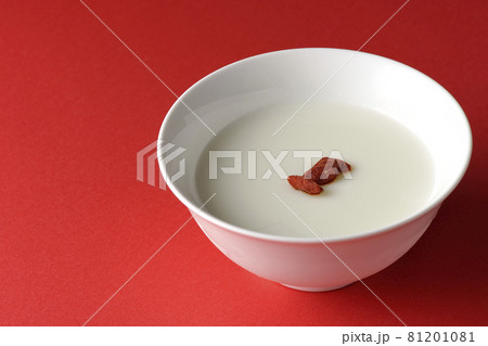 クコの実が乗っているシンプルな杏仁豆腐を赤色の背景で撮影 81201081