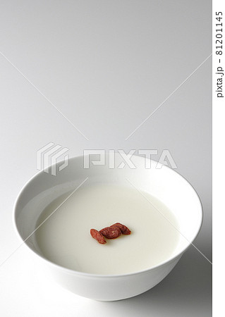 クコの実が乗っているシンプルな杏仁豆腐を白背景で撮影 クコの実が乗っているシンプルな杏仁豆腐を白背景で撮影 81201145