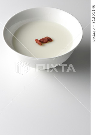 クコの実が乗っているシンプルな杏仁豆腐を白背景で撮影 クコの実が乗っているシンプルな杏仁豆腐を白背景で撮影 81201146