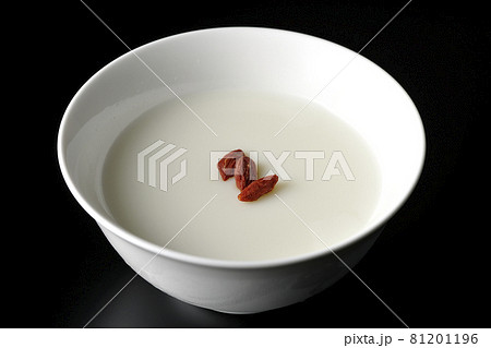 クコの実が乗っているシンプルな杏仁豆腐を黒背景で撮影 81201196
