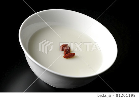 クコの実が乗っているシンプルな杏仁豆腐を黒背景で撮影 81201198