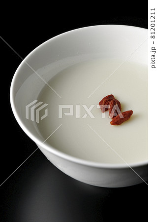 クコの実が乗っているシンプルな杏仁豆腐を黒背景で撮影 クコの実が乗っているシンプルな杏仁豆腐を黒背景で撮影 81201211