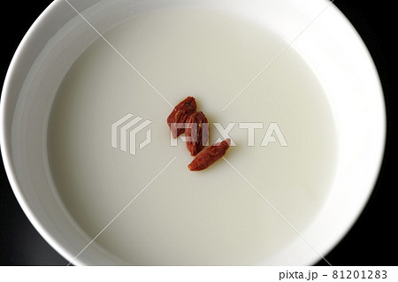 クコの実が乗っているシンプルな杏仁豆腐を黒背景で俯瞰撮影 クコの実が乗っているシンプルな杏仁豆腐を黒背景で俯瞰撮影 81201283
