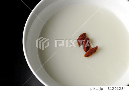 クコの実が乗っているシンプルな杏仁豆腐を黒背景で俯瞰撮影 クコの実が乗っているシンプルな杏仁豆腐を黒背景で俯瞰撮影 81201284