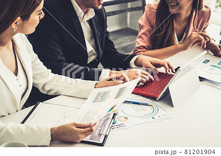 Businessman and businesswomen working in office. Businessman and businesswomen working in office. 81201904