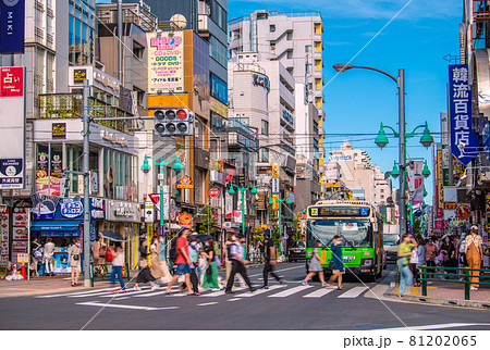 日本の東京都市景観 緊急事態宣言下だが 新大久保の繁華街には多くの人出 8月19日の写真素材 8165
