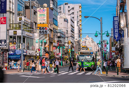日本の東京都市景観　緊急事態宣言下だが、新大久保の繁華街には多くの人出…＝8月19日 81202066