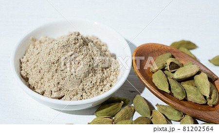 インド産　カルダモン（グリーン）とカルダモンパウダー 81202564