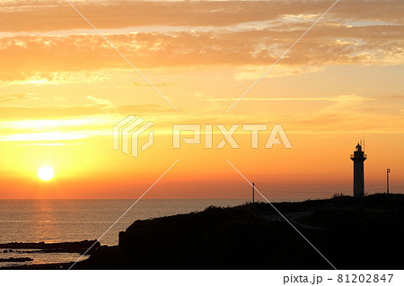 新潟　佐渡　夕陽と沢崎鼻灯台 81202847